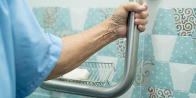 8 tips for bathing a senior